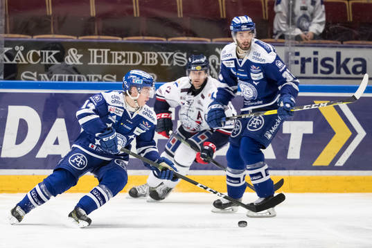 Leksands Oskar Lang med pucken framför Leksands Markus