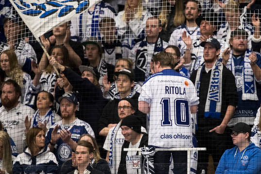 Hejarklacks ledare Martin Jönslars Eriksson med Ritola