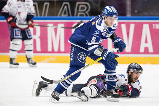 Linköpings Garret Roe faller