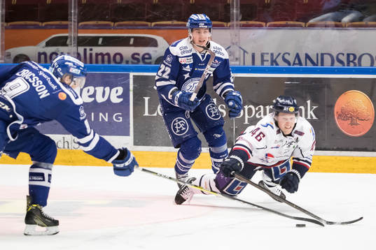 Linköpings Mathis Olimb slänger sig