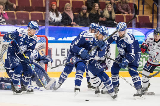 Leksands Jon Knuts rensar framför Leksands målvakt Henrik