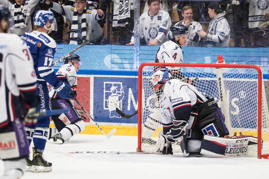 Linköpings målvakt Marcus Högberg och Anton Karlsson och
