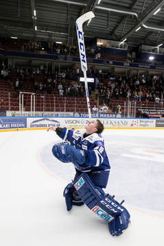 Leksands målvakt Henrik Haukeland balanserar klubba