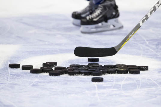 Puckar på värmningen innan ishockeymatchen i SHL mellan