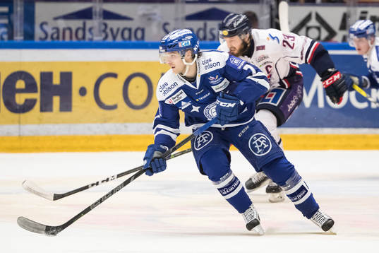 Leksands Johan Olofsson  i ishockeymatchen i SHL mellan