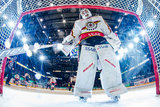 Luleås målvakt Filip Gustavsson deppar