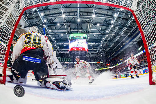 Färjestads Jonas Holös (ej i bild) gör 3-2
