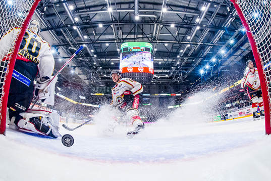 Färjestads Jonas Holös (ej i bild) gör 3-2