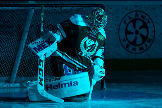 Färjestads målvakt Lars Haugen innan ishockeymatchen i
