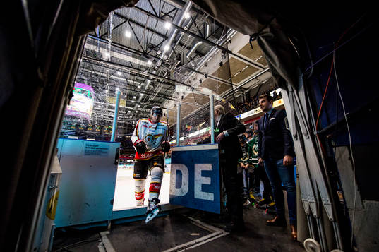 Luleås Anton Hedman går av isen