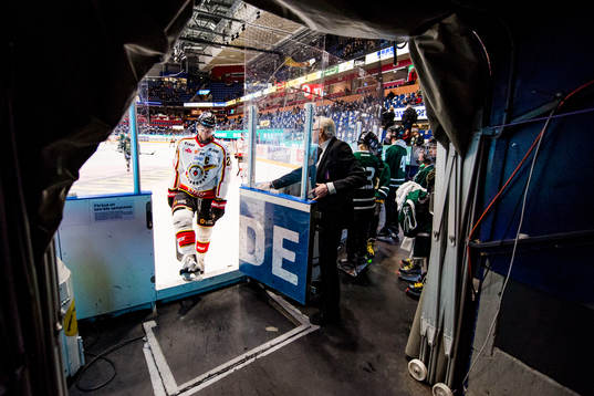 Luleås Johan Harju går av isen