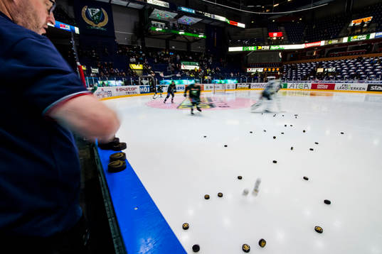 Puckar kastas ut på isen