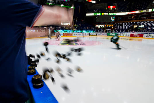 Puckar kastas ut på isen