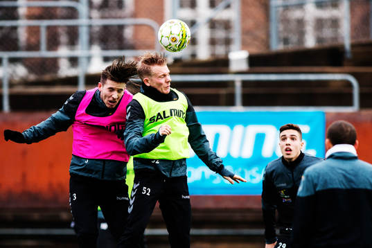 GAIS Johan Svahn (gul väst) i en nickduell