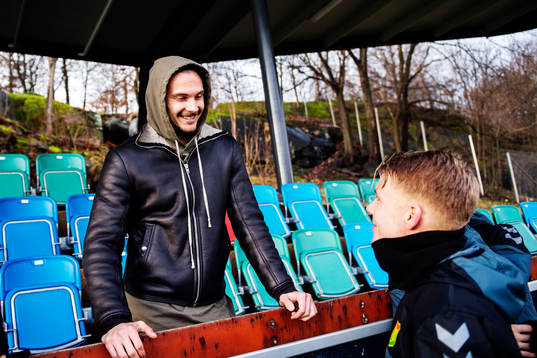 FC Köpenhamns Erik Johansson pratar med GAIS Johan Svahn