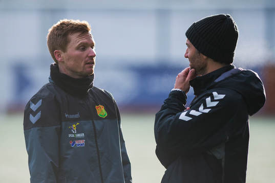 GAIS Dan Keat diskuterar med fysioterapeut och sjukgymnast
