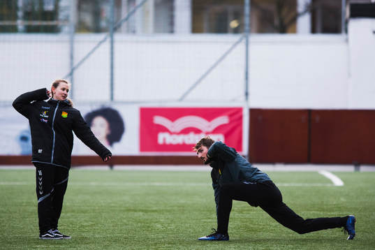 Stina Sandin från Viscus instruerar GAIS Dardan Rexhepi