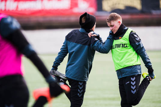 GAIS Dan Keat och Johan Svahn stretchar