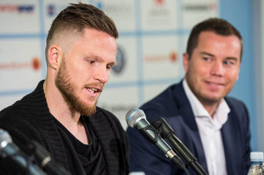Sportchef Daniel Andersson presenterar Lasse Nielsen som ny