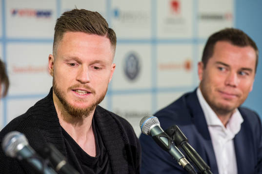 Sportchef Daniel Andersson presenterar Lasse Nielsen som ny