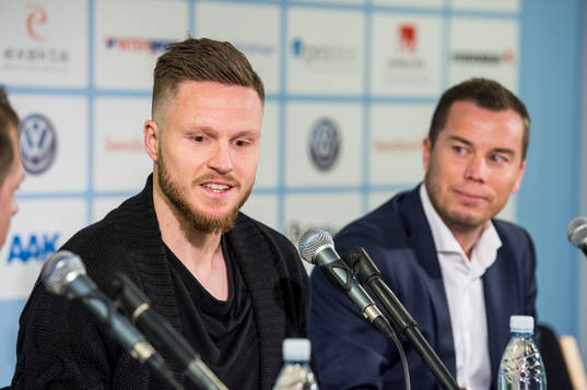 Sportchef Daniel Andersson presenterar Lasse Nielsen som ny