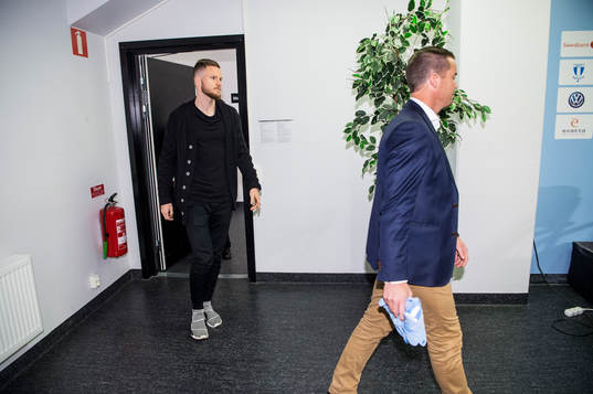 Sportchef Daniel Andersson presenterar Lasse Nielsen som ny