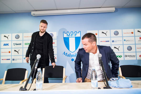 Sportchef Daniel Andersson presenterar Lasse Nielsen som ny