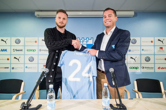 Sportchef Daniel Andersson presenterar Lasse Nielsen som ny