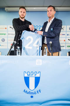 Sportchef Daniel Andersson presenterar Lasse Nielsen som ny