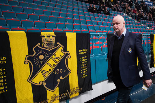 s tränare Roger Melin lämnar