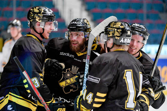 s Jens Hellgren jublar med lagkamrater