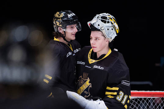 s Simon Fernholm och målvakt Linus Lundin jublar