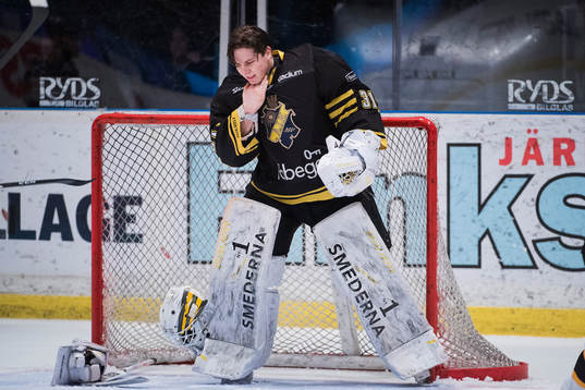 s målvakt Linus Lundin träffas av en skridsko på halsen