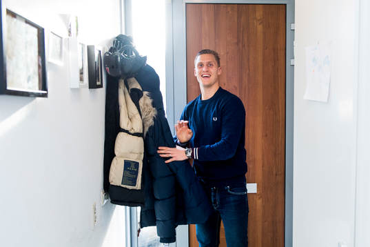 Feyenoords Pär Hansson hänger upp en jacka