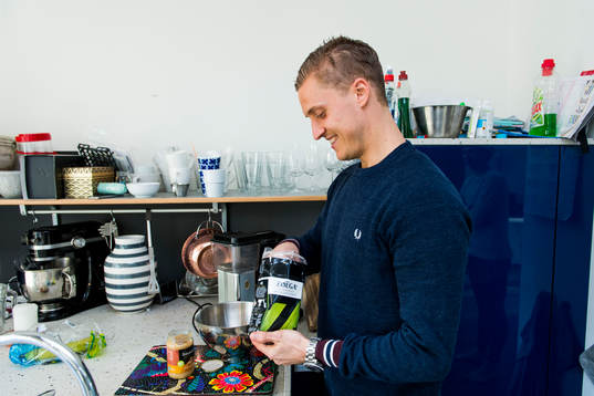 Feyenoords Pär Hansson gör kaffe