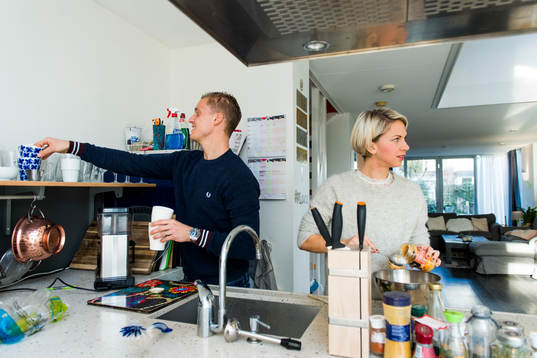 Feyenoords Pär Hansson gör kaffe med frun Emma