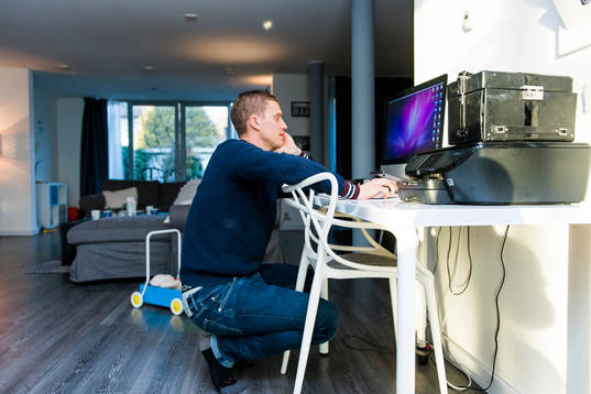 Feyenoords Pär Hansson använder datorn en fotografering