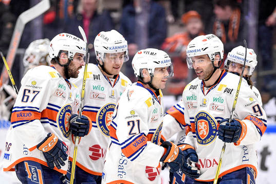 Växjös Cory Murphy jublar med lagkamrater