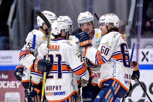 Växjös Erik Josefsson jublar med lagkamrater