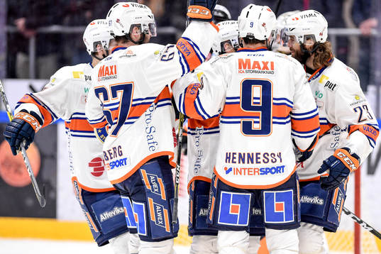 Växjös Cory Murphy jublar med lagkamrater