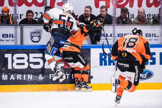 Växjös Nick Bailen tacklar Karlskronas Robin Gartner