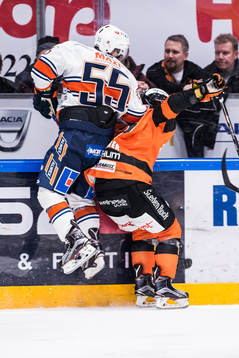 Växjös Nick Bailen tacklar Karlskronas Robin Gartner