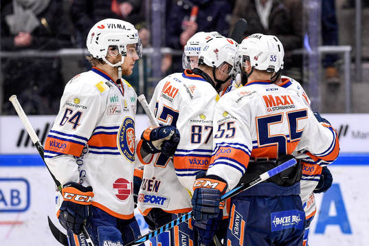 Växjös Pontus Netterberg jublar med lagkamrater