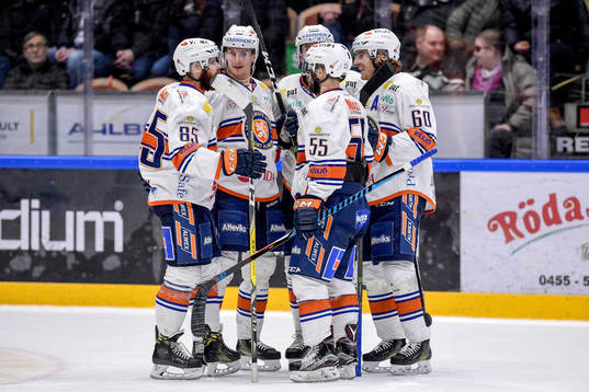 Växjös Philip Holm jublar med lagkamrater