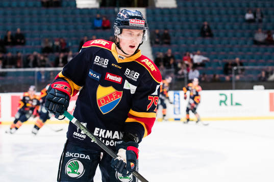Djurgårdens Patrik Lundh värmer upp