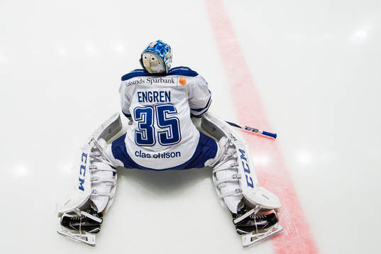 Leksands målvakt Atte Engren värmer upp