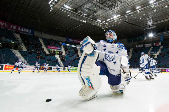 Leksands målvakt Atte Engren värmer upp