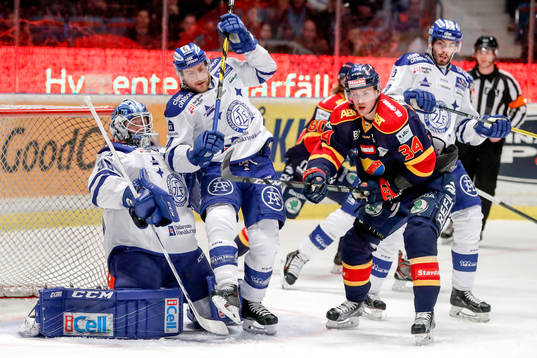 Djurgårdens Daniel Brodin oroar framför Leksands målvakt