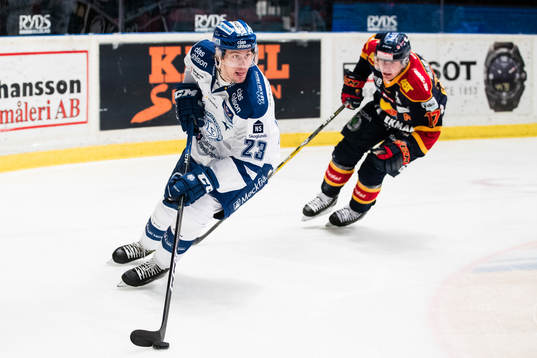 Leksands Sondre Olden jagas av Djurgårdens Henrik Eriksson