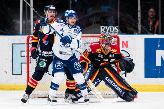 Leksands Johan Olofsson oroar framför  Djurgårdens Linus